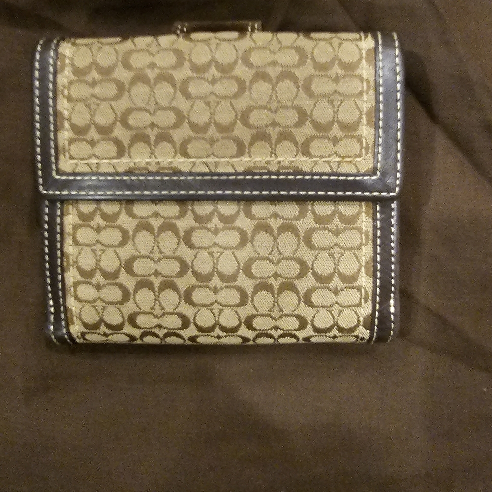 Coach Signature Fabric Trifold Wallet pre-owned - Picture 2 of 7